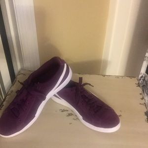 Women puma tennis shoes